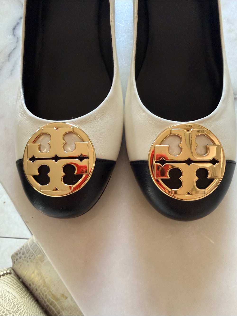 Tory Burch Chelsea White and Black Two-Tone Block Heel Pumps with Gold Logo - Picture 5 of 5